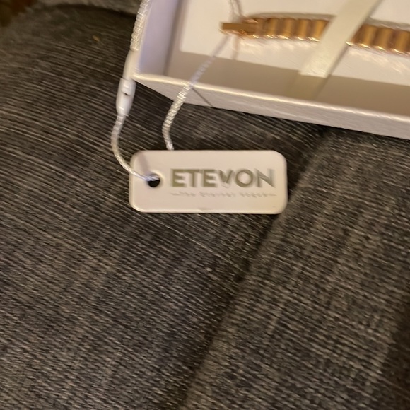 This elegant Etevon is quite stunning. It’s brand new, never been used/worn. - Picture 8 of 9